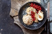 Pflaumen gefüllte süße Knödel mit Kokos-Zimt-Kruste und roten Johannisbeeren — Stockfoto