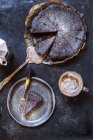 Swedish kladdkaka, gâteau au chocolat noir, brownie suédois, avec café, gros plan — Photo de stock
