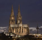 Германия, Кёльн, освещенный музей Людвига, Кёльнский собор и телевизионная башня в сумерках — стоковое фото