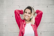 Retrato de Mujer joven sonriente, España - foto de stock