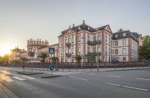 Deutschland, hessen, wiesbaden, schloss biebrich am abend — Stockfoto