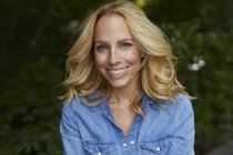 Retrato de mujer rubia sonriente al aire libre - foto de stock