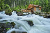 Alte mühle am schwarzbach in der nähe des berühmten golling wasserfalls im frühling, Österreich — Stockfoto