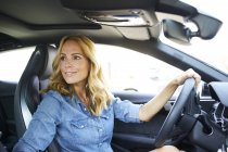Sorridente donna guida auto — Foto stock
