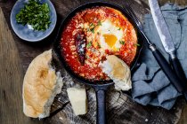 Яйця в чистилищі, яйця, запечені в дуже гострому томатному соусі, посипані петрушкою і пармезаном — стокове фото
