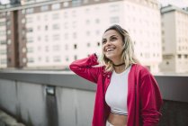 Retrato de uma jovem alegre apoiada em um parapeito — Fotografia de Stock