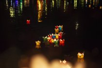 Vietnam, Hoi An, bougies de baignade sur la rivière Song Thu Bon la nuit — Photo de stock