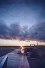 Vista del avión de estacionamiento en el crepúsculo - foto de stock