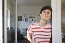 Porträt einer Frau, die zu Hause denkt — Stockfoto