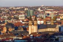 Alemania, Baviera, Wuerzburg, Cityview, Wuerzburg Cathedral (r.), Neumuenster Collegiate church (l.) y Ghotel Hotel - foto de stock