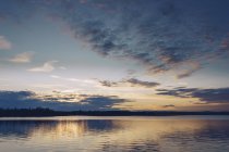 Sonnenuntergang über dem See inari, Finnland — Stockfoto