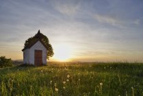 Germania, Alta Baviera, Aidlinger Hoehe, Cappella al tramonto — Foto stock