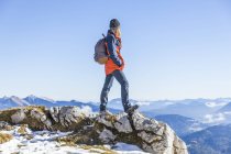 Germania, Garmisch-Partenkirchen, Alpspitze, Osterfelderkopf, escursionista femminile dal punto di vista visivo — Foto stock