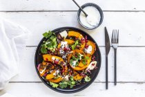 Insalata autunnale con zucca fritta, lenticchie, radicchio, semi di melograno, insalata di foglie e prezzemolo con condimento — Foto stock
