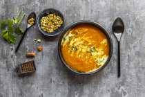 Солодкий картопляний суп з куркумою, коріандром та пісупаціо — стокове фото