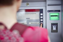 Крупный план женщины с помощью банкомата — стоковое фото
