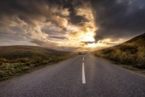 Grã-Bretanha, Escócia, Highlands, estrada ao pôr-do-sol — Fotografia de Stock