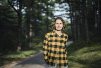 Femme mûre marchant dans la forêt — Photo de stock