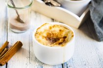 Bowl of Turkish oven baked rice pudding with cinnamon — Stock Photo