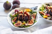 Змішаний салат з інжиром, помідорами, шинкою, сиром, фісташкою — стокове фото
