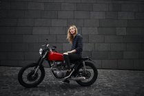 Ritratto di giovane donna sicura di sé in moto — Foto stock