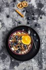 Muesli croquant aux myrtilles, tranche d'orange et bâtonnets de cannelle — Photo de stock