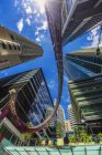 Australia, Nueva Gales del Sur, Sydney, Edificios de gran altura, vista de ángulo bajo contra el sol - foto de stock