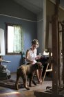Junge Malerin mit Hund im Atelier — Stockfoto