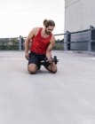 Formation de jeune homme avec haltère — Photo de stock