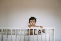 Портрет дівчинки в дитячому ліжечку — стокове фото