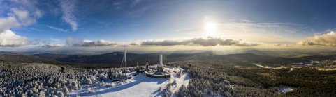 Alemanha, Hesse, Schmitten, Vista aérea de Grosser Feldberg, mastro aéreo de hr e torre de visualização no inverno — Fotografia de Stock