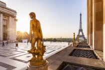 France, Paris, Tour Eiffel avec statues place du Trocadéro — Photo de stock