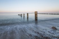 Germania, Meclemburgo-Pomerania occidentale, Mar Baltico, frangiflutti, spiaggia la sera — Foto stock