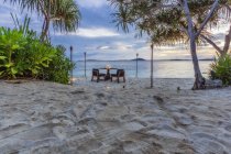Indonesia, Isole Riau, Bintan, tavolo in spiaggia la sera — Foto stock
