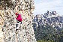 Italia, Cortina d'Ampezzo, arrampicata femminile sulle Dolomiti — Foto stock