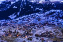 Suiza, Cantón de Berna, Wetterhorn, Grindelwald, paisaje urbano a la hora azul en invierno - foto de stock