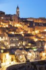 Italie, Basilicate, Matera, Paysage urbain et grotte historique, Sassi di Matera à l'heure bleue — Photo de stock