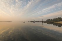 Германия, Озил, Биттерфельд, Озеро Гойше утром — стоковое фото
