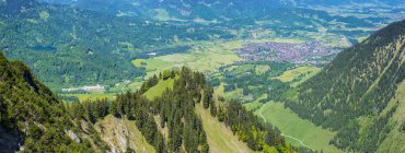 Germany, Bavaria, Allgaeu, view from Riefenkopf towards Oberstdorf — Stock Photo