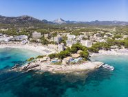 Espanha, Ilhas Baleares, Maiorca, Região Calvia, Costa de la Calma, Peguera, Vista aérea da praia com hotéis — Fotografia de Stock