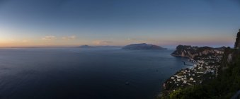 Italia, Campania, Golfo di Napoli, Capri alla luce della sera — Foto stock