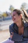 Ritratto di giovane donna che ride all'aperto — Foto stock