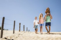 Pays-Bas, Zandvoort, famille heureuse marchant sur la plage — Photo de stock