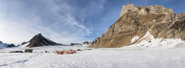 Greenland, Sermersooq, Kulusuk, Schweizerland Alps, tent camp in snow — Stock Photo