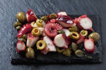 Insalata di polpo su lastra di ardesia nera — Foto stock