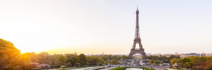 Frankreich, Paris, Eiffelturm mit Place du trocadero und Stadtbild bei Sonnenaufgang — Stockfoto