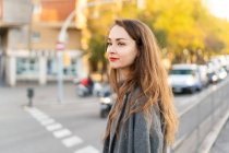 Giovane donna pendolare in città, attraversando una strada — Foto stock