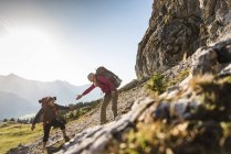 Escursioni in coppia nelle montagne austriache — Foto stock