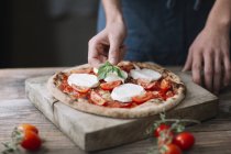 Giovane che prepara la pizza — Foto stock