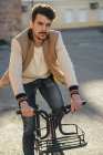 Портрет молодого человека на пригородном велосипеде fixie в городе — стоковое фото